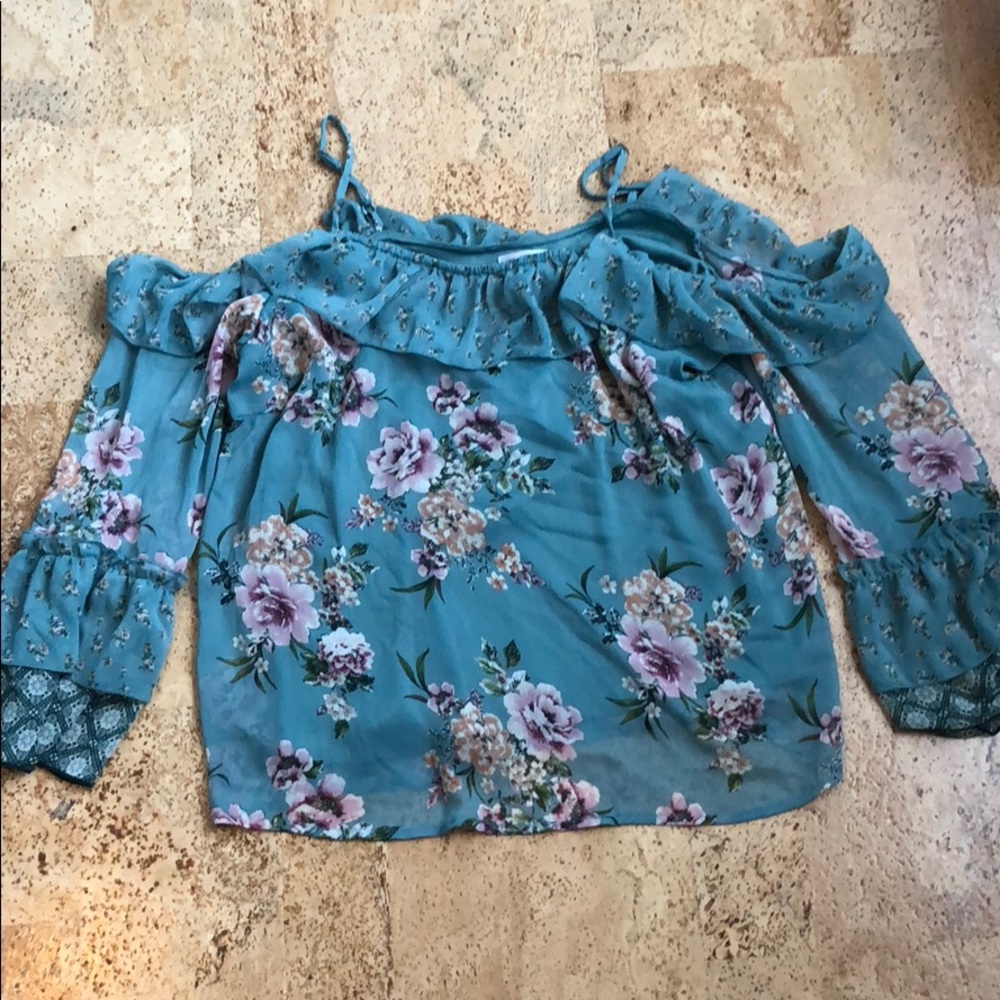 Women’s cold shoulder shirt